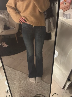 Mörkblå bootcut jeans från weekday - Strl 27/32 Säljer ett par mörkblå bootcut jeans från weekday med klassisk femficksmodell och snygga kontrastsömmar. Perfekta till en avslappnad och trendig look.