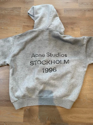 Grå hoodie från Acne Studios - Säljer en snygg grå hoodie från Acne Studios. Storlek S och passar S/M. Hör av er vid frågor! Priset är diskuterbart.
