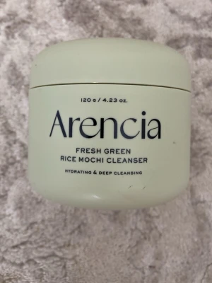 Arencia Fresh Green Rice Mochi Cleanser - En återfuktande och djuprengörande ansiktsrengöring från Arencia. Kommer i en ljusgrön burk med 120 g krämig, grön formula. Innehåller risextrakt och har en mochi-liknande konsistens som känns mjuk och fräsch på huden.