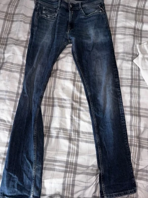 Mörkblå bootcut jeans från Replay - Ett par blåa replay jeans. Modellen är rocco. Jeansen är helt bra skick. Storleken är 30 Fråga om det finns frågor!  Måtten Fotvidd 18cm Innerbenslängd 76cm Lårvidd 24cm Midja 40cm