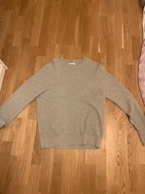Ljusgrå stickad tröja S - Ljusgrå stickad tröja från Zara storlek S.