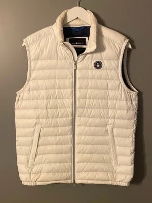 Vit dunväst från Sail Racing  - Snygg vit väst från Sail Racing, har lite små fläckar men inget som syns är den är på! 