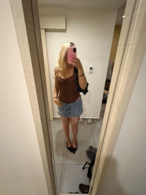 Jeanskjol - Snygg jeanskjol med slitningar från Levis❤️