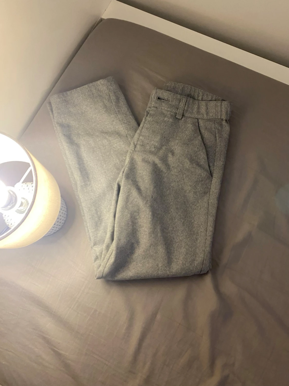 Grå kostymbyxor med pressveck