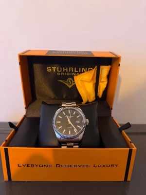 Stührling klocka - Stührling klocka. Mycket bra skick. Nypris kring 1300:- Säljes för 599kr. Låda och extra länkar följer med.