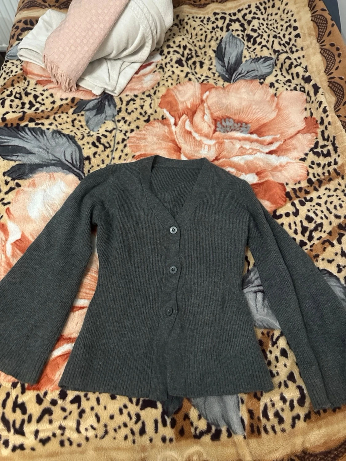 Mörkgrå ribbstickad kofta