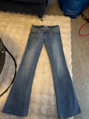 Blå bootcut jeans från Abrand Jeans - Säljer ett par snygga blå bootcut jeans från Abrand Jeans. Oanvända och i nyskick. Nypris 999. Super lowwaist och är tall. 