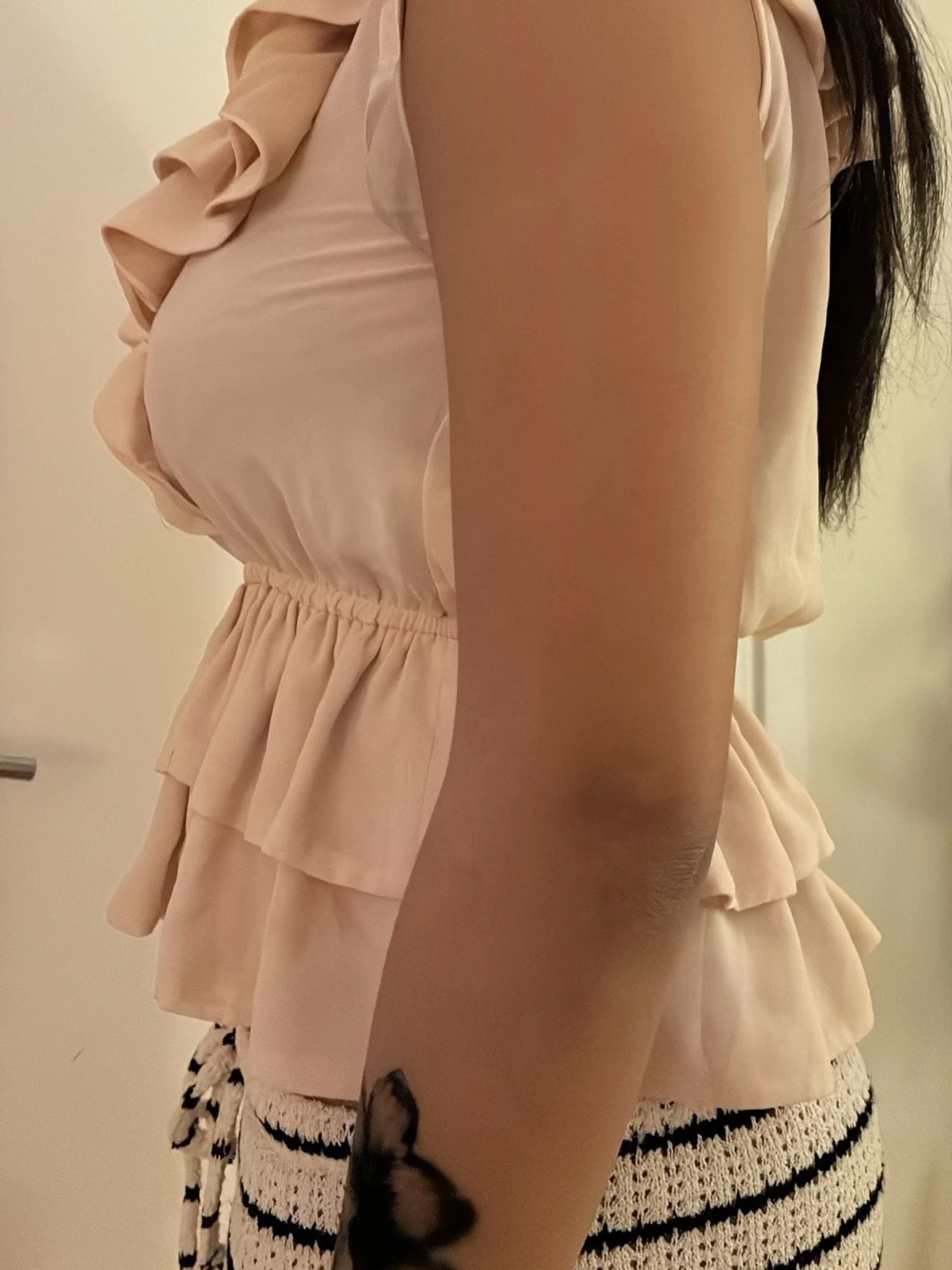 Beige volangblus med omlottdetalj - 1