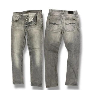 Grå jeans från Nudie Jeans - Feta nudie jeans i mycket bra skick!! || De är uppsydda från 36 ≈ 32 || Modell: Grim Tim || Personen på bilden är 183cm lång || Skick 9/10 || Hör av er vid frågor eller funderingar!!🙌🏻