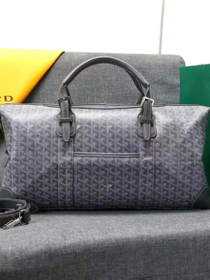 Goy4ard Duffle väska  - Hej! Har tänkt köpa in en dufflebag av goy4ard i svart och grå, skulle se vad jag kan få sålt den för!