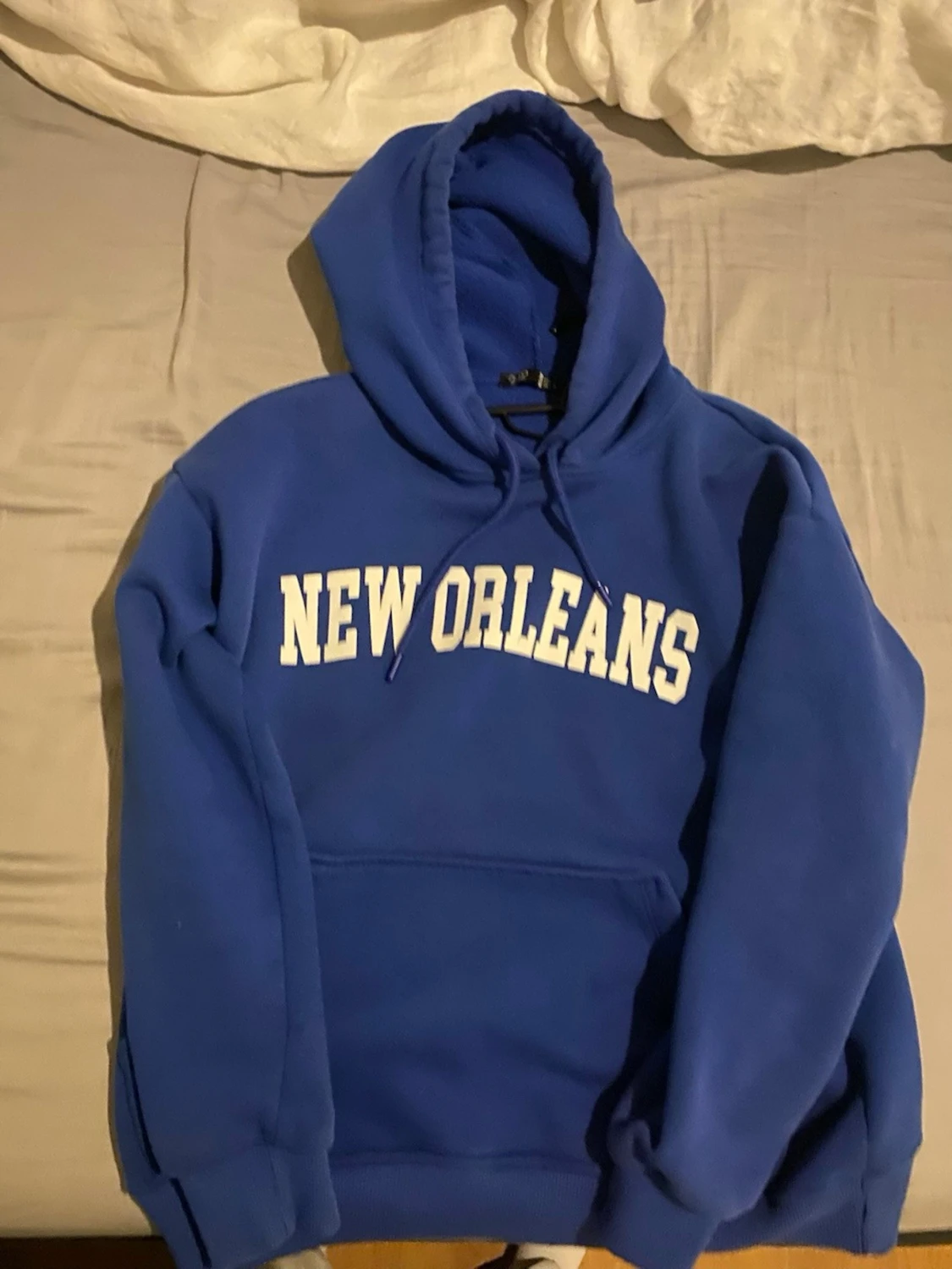Blå hoodie med New Orleans-tryck