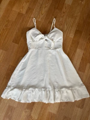 Studentklänning - Köpt på Vinted men var tyvärr lite för stor för mig, det står ingen storlek men jag skulle säga att den passar en s. Den har vaddering upptill och är lite genomskinlig i vissa ljus om man har mörka underkläder på sig. Hör av dig vid frågor!💕