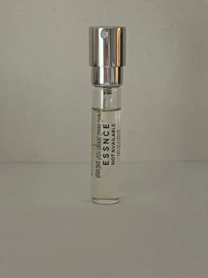 Essnce Not Available  - Essnce  Not Available 8ml testad. . Doften har toppnoter av kanel, ananas, grapefrukt och bergamott.Hjärtnot tobak, myrra, Tonkaböna  Basnot Sandelträ  amber Perfekt för dig som gillar fruktiga och kryddiga toner. Nypris 130+ frakt. 