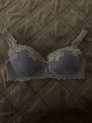 Blå spets-bh med brodyr - Intimissmi bh . Intresserad? Kom privat. 