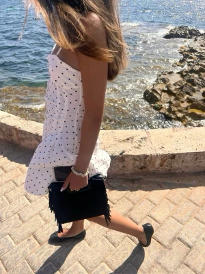 Maje väska svart - Säljer den väldigt populära Maje väskan i då den inte kommer till användning, guldkedjan följer med och väskan är som helt ny. Kom privat för diskutera pris