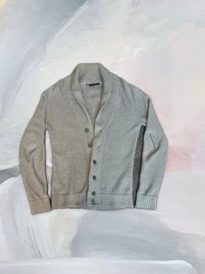Grå Cardigan från WE -  Lite schysstare cardigan från WE fashion som är rätt varm i storlek S. Inga defekter, kom gärna med frågor Ta måtten med en nypa salt då de är tagna för hand. Bredd: 47cm Längd: 65cm