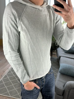 Stickad Hoodie Grå - Simpel och väldigt snygg, perfekt i alla tillfällen! Mått: A:50 B:50 C:43 D:60 (cm) Skriv vid fundering 😊✌️