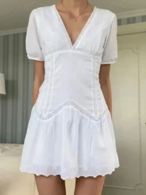 Zara klänning - Säljer denna så fina och perfekta klänning från Zara!🥰 perfekt till student eller konfirmation. 