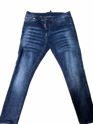 Dsquared2 jeans - 👖 dsquared2  ⚫️Skick: nyskick ⚫️storlek: 46 passar mig som är 180 perfekt ⚫️ väldigt sköna för dig som gillar mer avslanppnad stil och inte behöver tänka på vad du behlver ha på dig! 