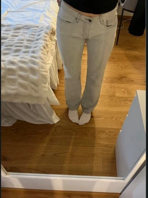 Ljusgrå raka jeans - Säljer ett par ljusgrå jeans med rakpassform med medelhög midja. Lagt till en egen knapp men syns ej på! I mycket bra skick! Midjemått 38 cm, innebenslängd 81 cm (jag är 176 cm). W28 L32 (S/M) 