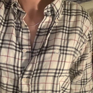 Burberry Skjorta - Äkta burberry skjorta, passar perfekt och har inga skador alls! Nypris 6 800 kr