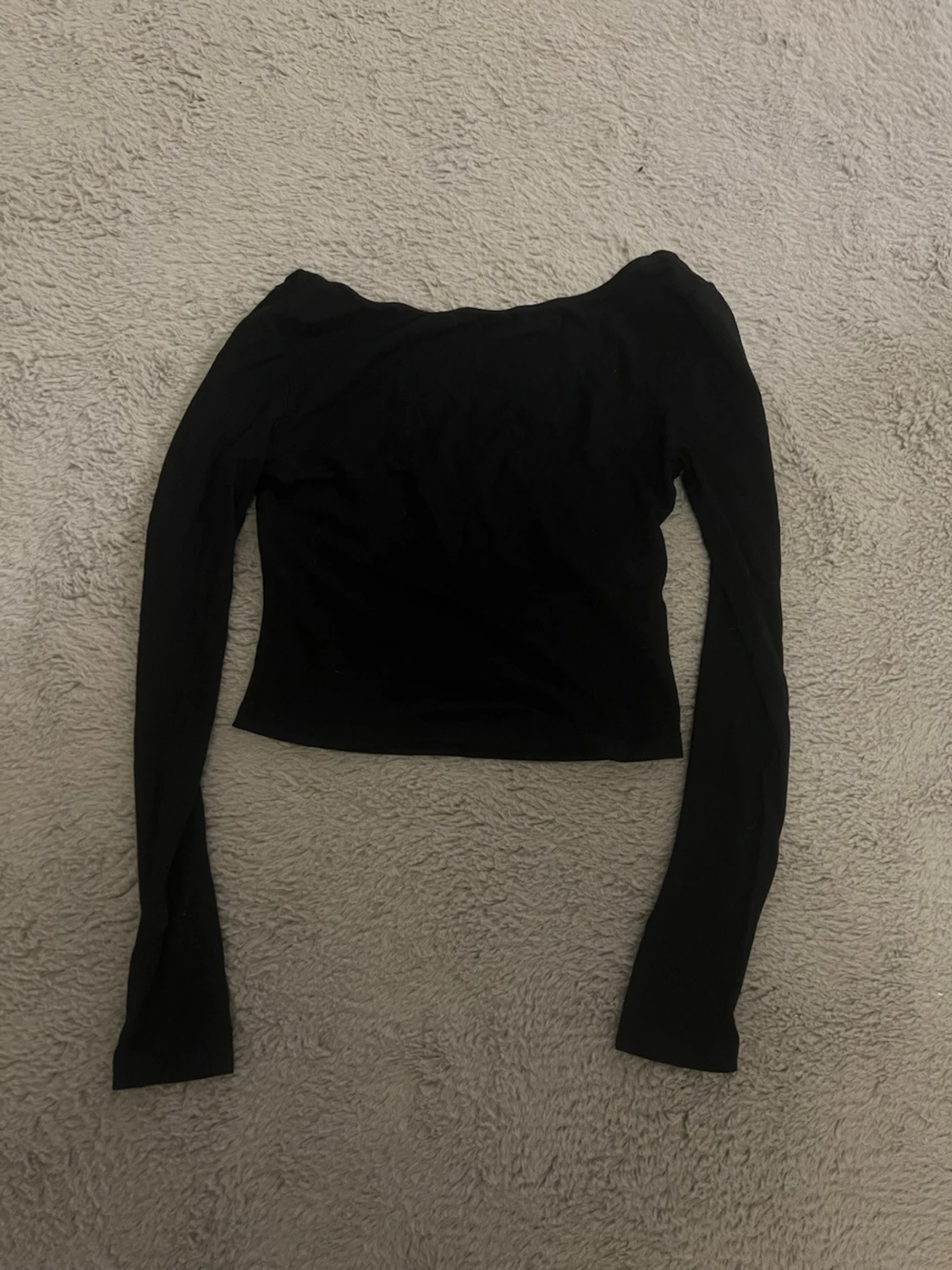 Svart croppad långärmad topp med öppenrygg - 1