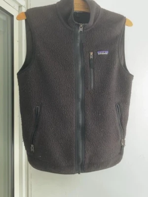 Patagonia väst - Mysig svart fleeceväst från Patagonia. Väldigt bekväm och perfekt nu inför lite kyliga dagar till våren. Västen är i toppen skick och är knappats andvända. Skriv vid funderingar. Passar bäst runt 180cm. Priset är ej hugget i sten.