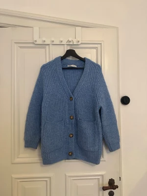 ljusblå kofta - sparsamt använd 