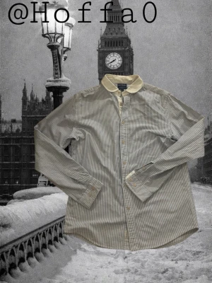 Skjortpaket - Säljer två skjortor en av dem är från Faconnable och kostar kring 2500kr i nypris. Den andra skjorta är från la chemise och kostar över 1000kr nypris. Faconnable skjortan skulle jag säga passar mer till vardaglig användning medan la chemise skjortan för mer speciella tillfällen. Båda skjortorna är i fint skick.                                                     Hör av er om ni har frågor!😀