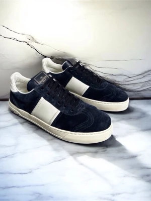 Valentino Flycrew Skor - Extremt Populäram& Efterfrågande Marinblå Valentino Flycrew Skor | Stl:40 | Ingår: Dustbag, extra snören | Material: Mocka | Tveka inte att höra av dig vid minsta fundering eller fråga!🌟