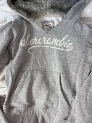 Y2k abercrombie hoodie - 2000s abercrombie & fitch hoodie in kids size xl, fits xxs/xs. Has fur in the hood