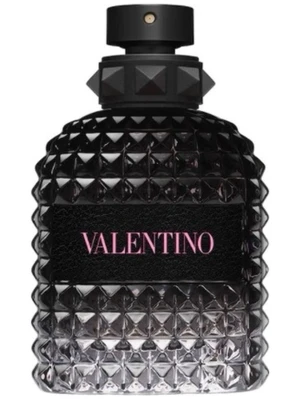 Valentino parfym med nitar - Lyxig parfym från Valentino i en mörk, nitmönstrad glasflaska med svart och rosa detaljer. Flaskan har en unik design med pyramidformade nitar och svart lock. Perfekt för dig som gillar exklusiva och snygga doftflaskor. ( FLASKAN ÄR TOM!!! ) Perfekt till dig som samlar på exklusiva flaskor!