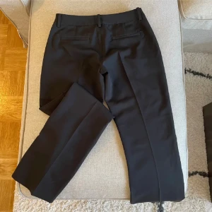 Svarta, lågmidjade kostymbyxor ”VERA” från Bikbok - Sjukt snygga svarta, lågmidjade kostymbyxor med  rak passform och pressveck. Lappen sitter inte längre kvar då jag använt byxorna ett fåtal gånger men jag jobbar på en snabb viktuppgång och därav är de redan försmå. Köptes för bara någon månad sedan. Nypris är 499 kr! 