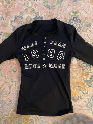  långärmad topp med tryck -  stretchig tröja 🤍💓