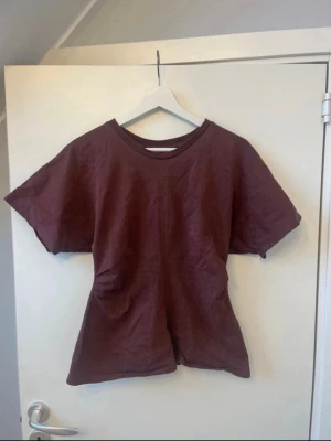 Mörk röd  basic t-shirt  - En enkel mörk röd t-shirt med rund hals och korta ärmar. Tillverkad i mjuk bomull och har en avslappnad passform som passar perfekt till jeans eller shorts. Inga synliga tryck eller detaljer, bara clean och stilren vibe.