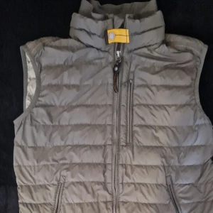 Grå dunväst från Parajumpers - Bra sick inte så använd har ingen kvitto eller något liknande men den e äkta 