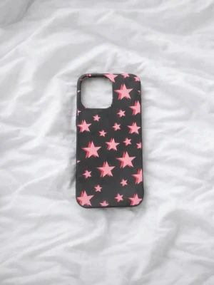 Svart silikonskal till iPhone 14 PM med rosa stjärnor från SHEIN - Fint skick! - Säljer ett stilrent svart silikonskal till iPhone 14 Pro Max, dekorerat med söta rosa stjärnor från SHEIN. Skalet är endast använt en gång & är i mycket fint skick, nästintill som nytt. Köptes för nypris 79kr! FÖRST TILL KVARN! SISTA CHANSEN!