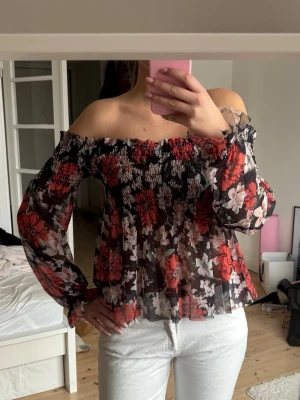 Off shoulder topp - Off shoulder topp med blommor