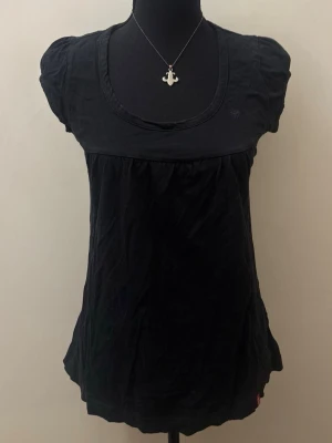 Svart topp med puffärm - Jättefin svart topp med puffiga ärmar! Storkel S från märket edc