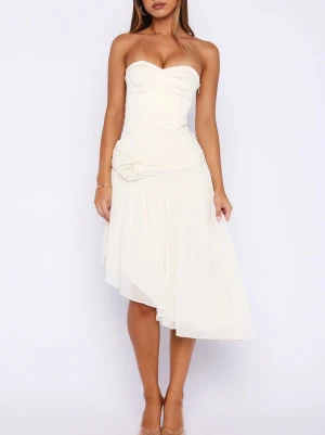 Vit axelbandslös topp med kjol - Ett jätte fint set från whitefox. En vit korsett topp tillsammans men en vit kjol. Toppen är i storlek S och kjolen är i storlek XS. Aldrig använd. Säljer då den är för liten för mina byst.