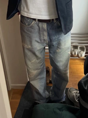 Our legacy third cuts - Our legacy third cuts i digital print, storlek 32. En liten knapp har lossnat vid fickan (se bild 3) och en del heelbite men annars fina. Köpta i butik för 4500kr.