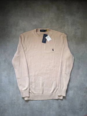 Beige stickad tröja från Polo Ralph Lauren - Helt ny. Hör av vid minsta fundering 💫