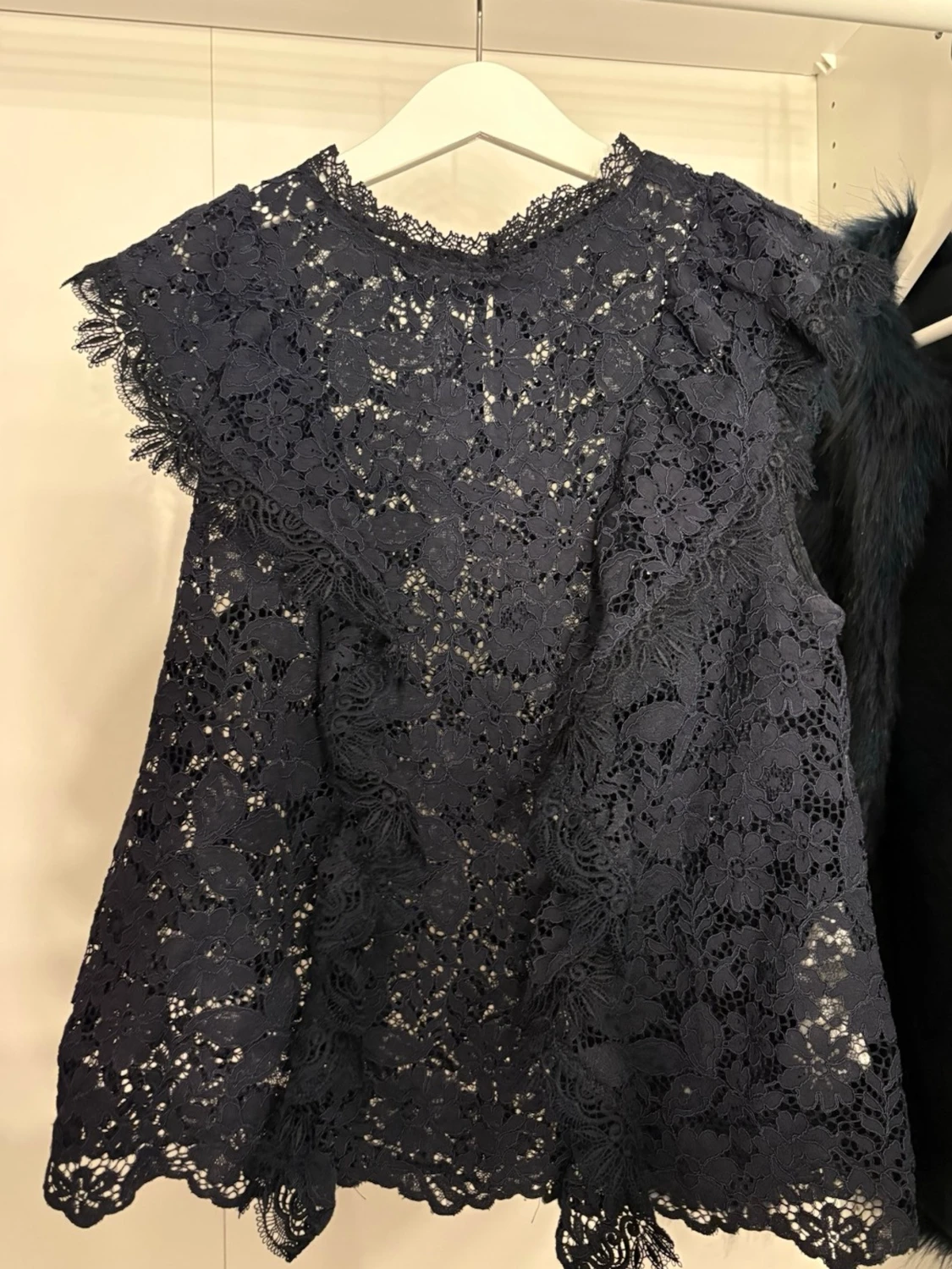 Mörkblå spetsblus med volang