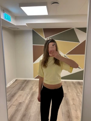 Gul t-shirt - Gul tröja ifrån lager 157💞