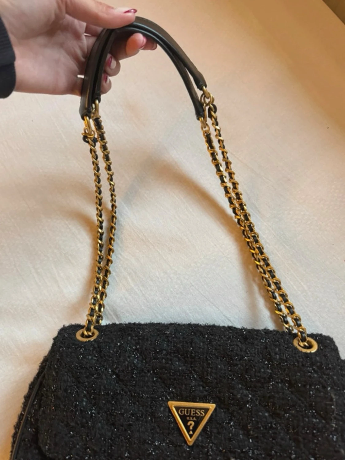 Svart axelremsväska från Guess - 2