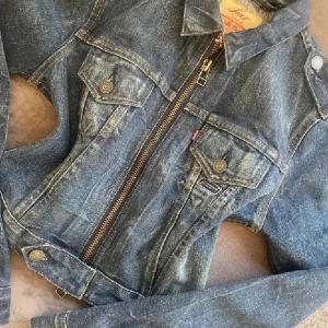 Levi's jeansjacka - Vintage jeansjacka från Levi's i väldigt bra skick! Storlek S.