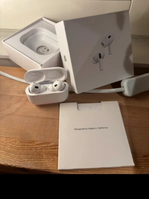 Apple AirPods Pro 2 - Hej hej! Säljer dessa får de låg i min nya bil jag köpte och nån verkar glömt de😅