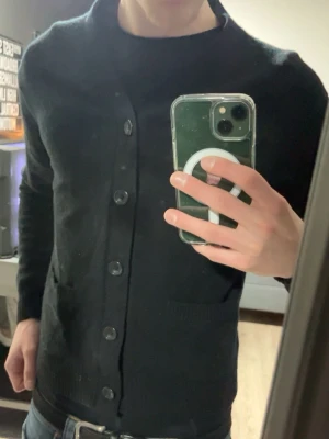 Stickad kofta - Säljer denna kofta som jag tröttnat lite på då jag avnänt den en del. Sitter tajt och bra, jag är 177 o väger 55kg men skulle rekommendera denna kofta på folk som är runt 170-175🙌 