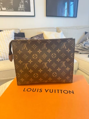 Louis Vuitton clutch - Säljer min Louis Vuitton Clutch då den inte används något. Använd endast 3 gånger. Box och kvitto tillkommer. 