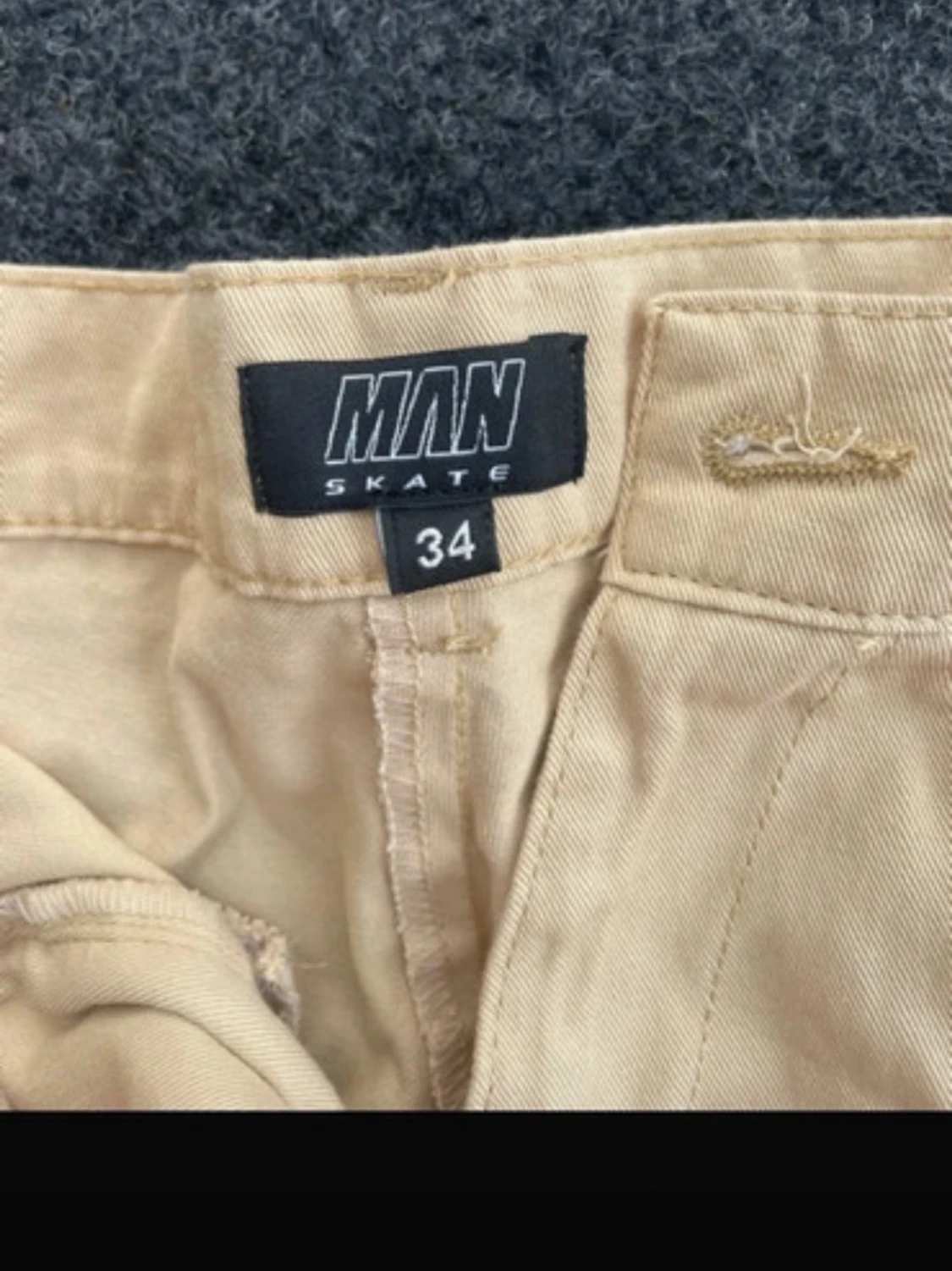 Beige cargobyxor med fickor - 2